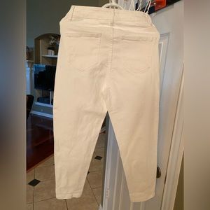 Women’s stretchy white jeans new without tag size M relaxed style comfortable